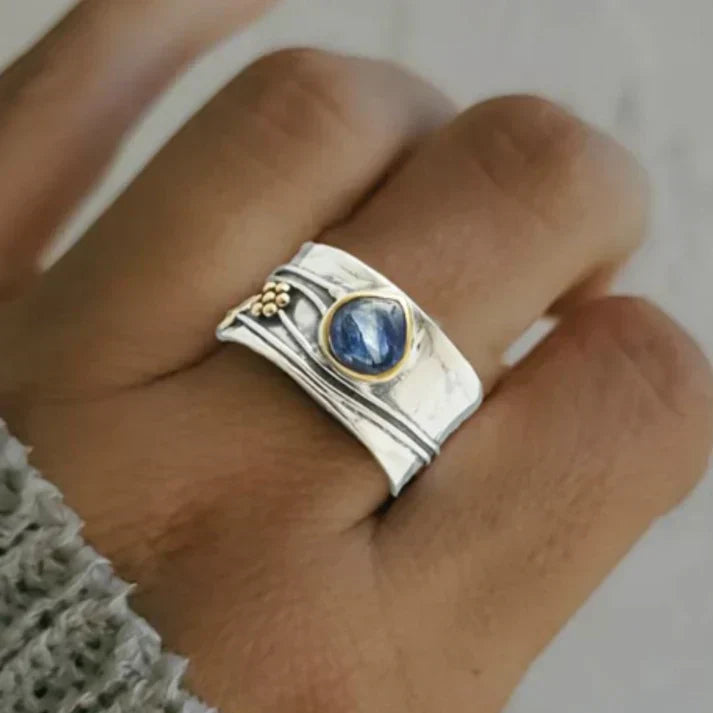 Vintage Ring with Blue Sapphire in Silver