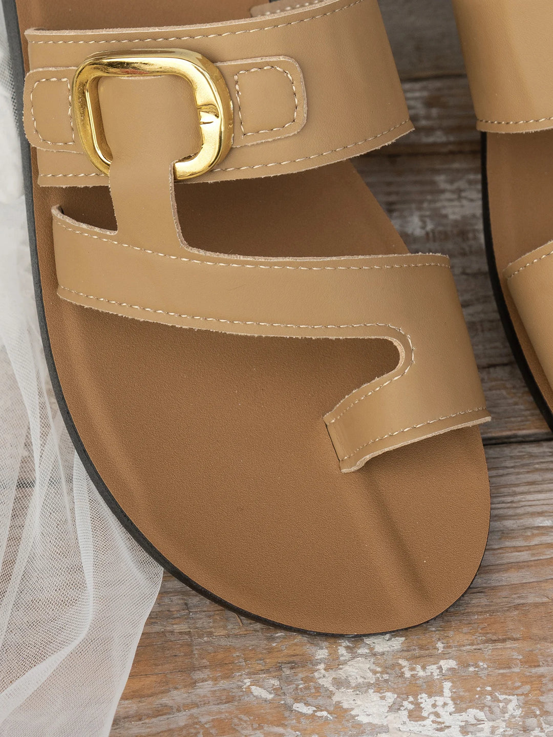 Berwyn | Effortless Buckle Gold Summer Sandals
